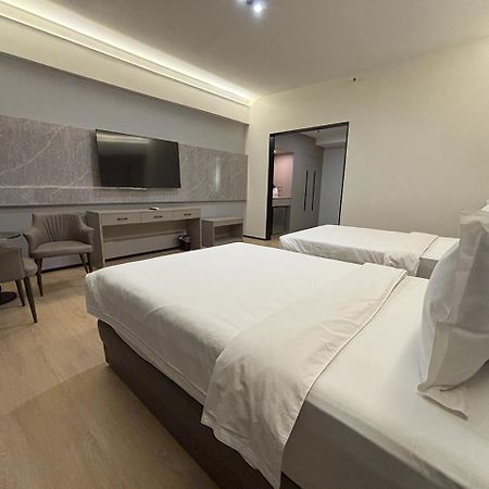 Lido De Paris Hotel Манила Екстериор снимка