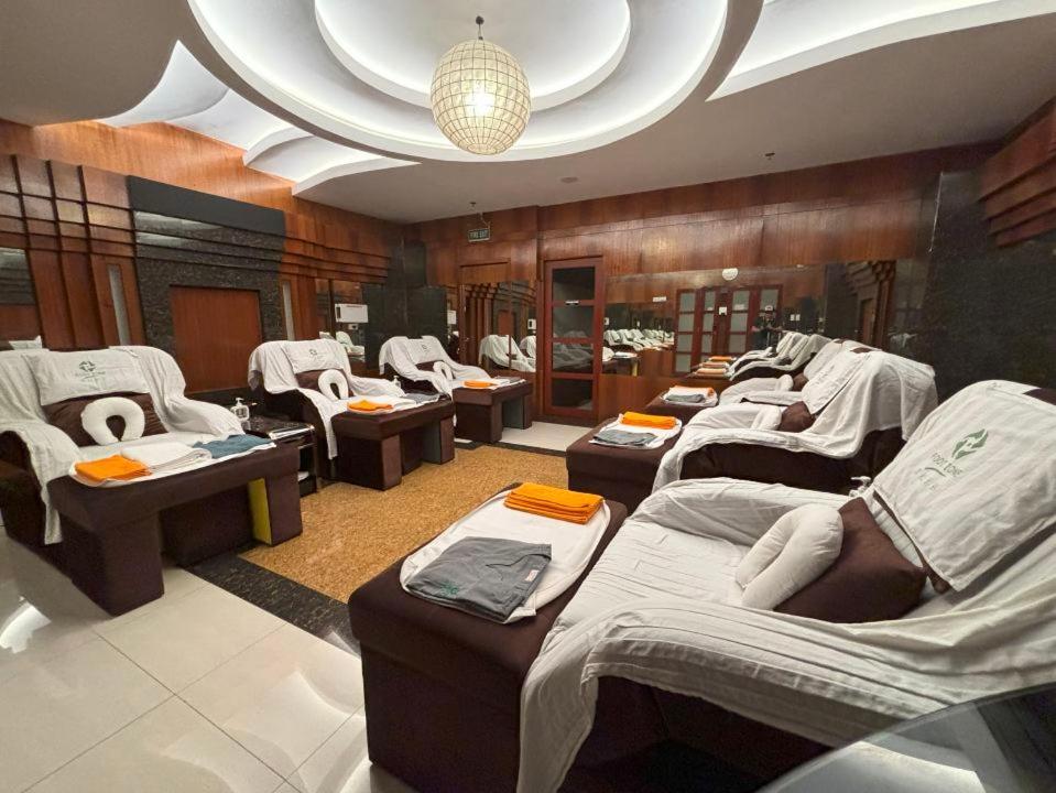 Lido De Paris Hotel Манила Екстериор снимка