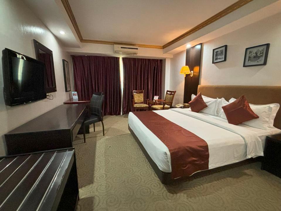 Lido De Paris Hotel Манила Екстериор снимка