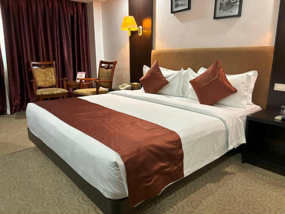 Lido De Paris Hotel Манила Екстериор снимка