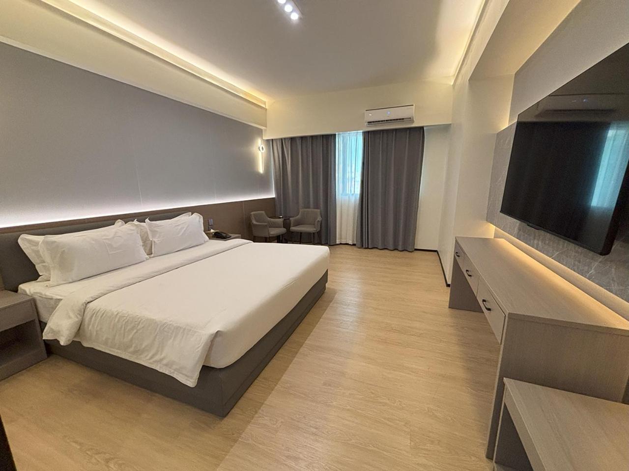 Lido De Paris Hotel Манила Екстериор снимка